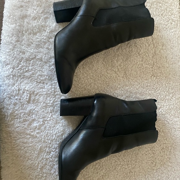 Tahari Garnet Women’s Black Leather Roundtoe Ankle Block Heel Boots Size 9.5 M - Picture 14 of 15